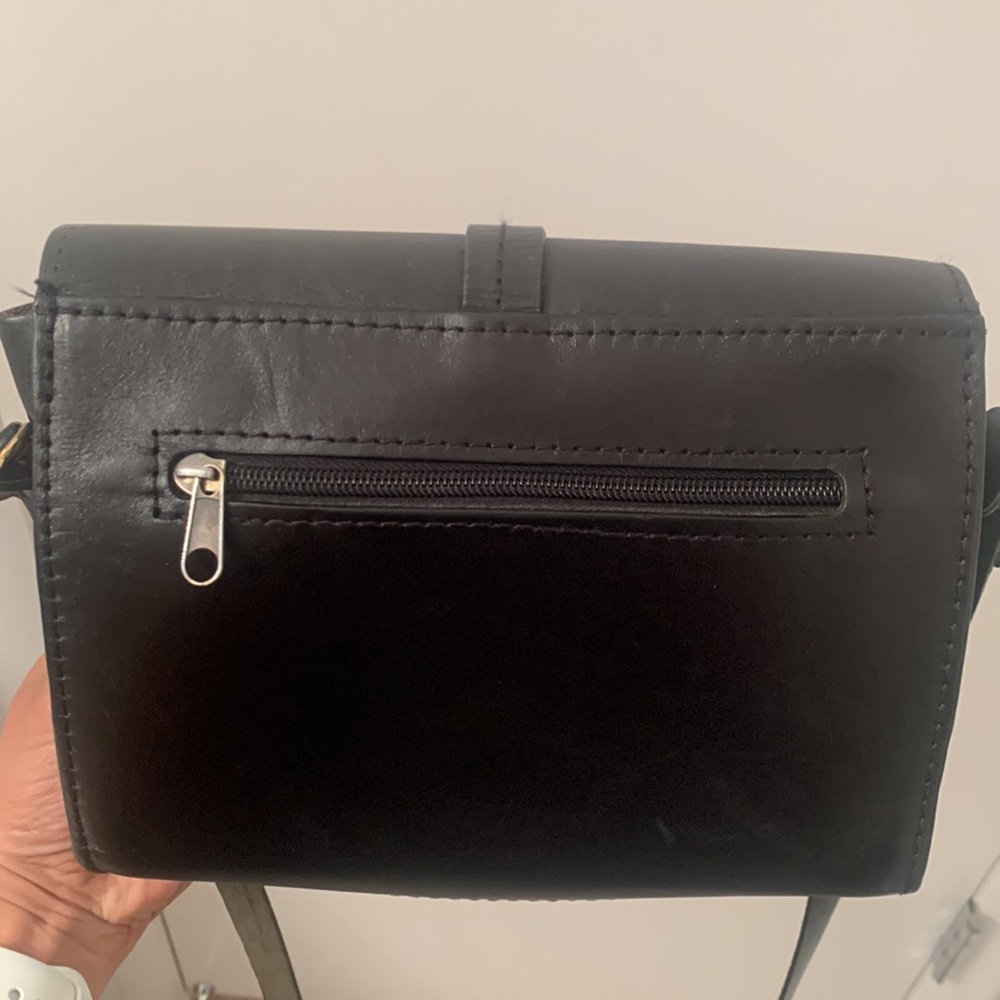 Minimalist Black Leather Crossbody Bag - Picture 4 of 5
